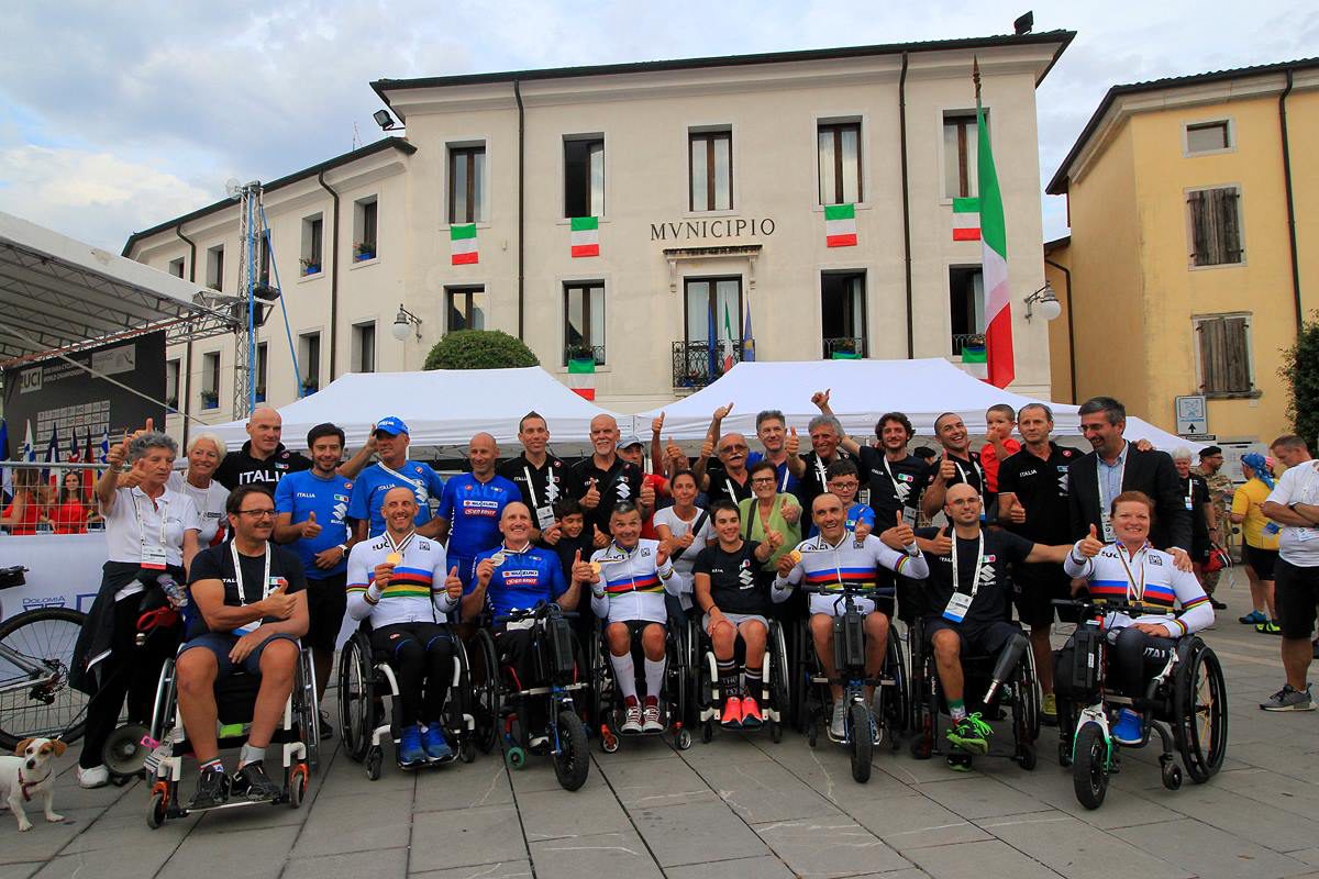 Gli azzurri del Paraciclismo festeggiano il bottino di medaglie dopo la prima giornata a Maniago