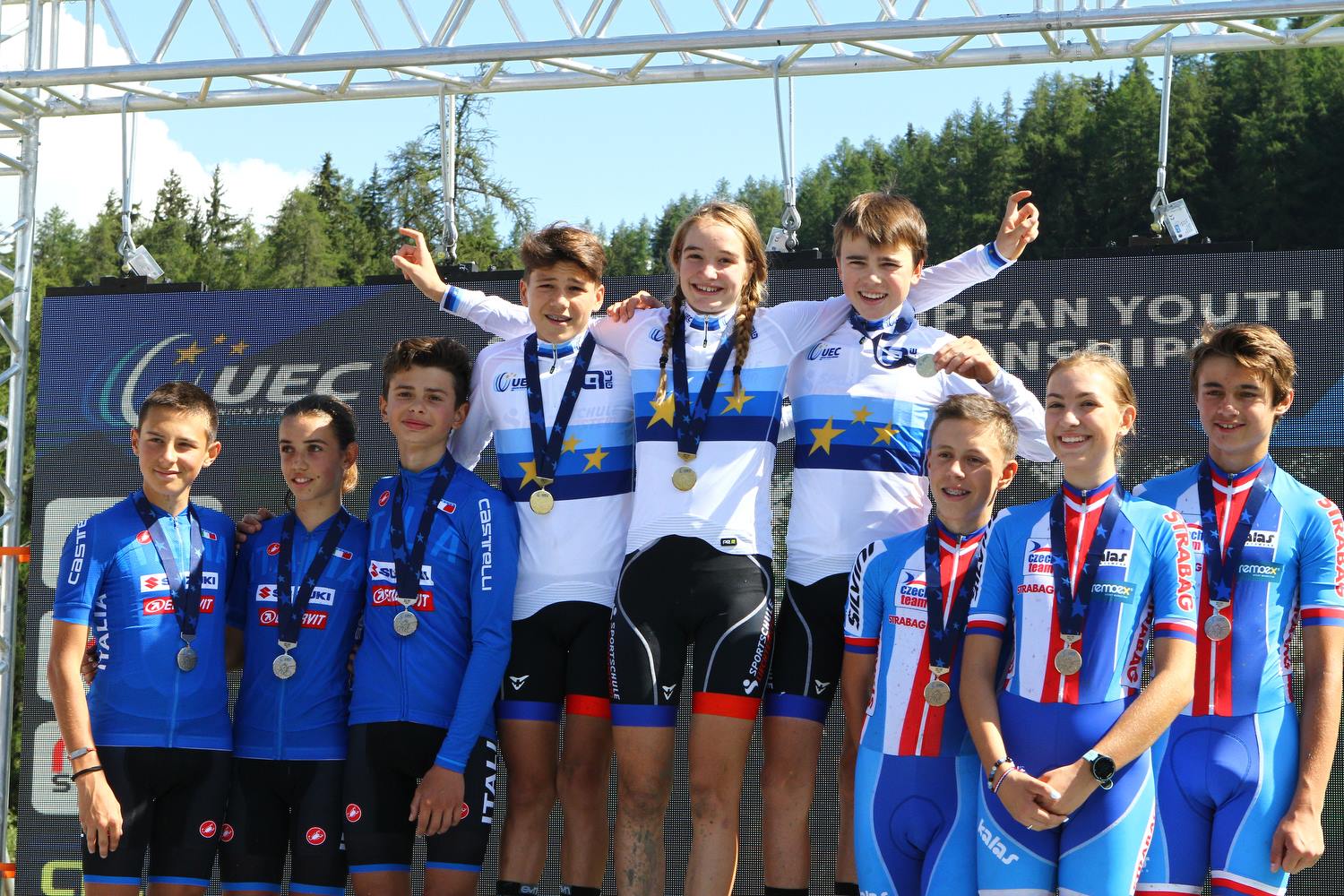 Il podio del Team Relay U15 degli Europei Giovanili MTB di Pila