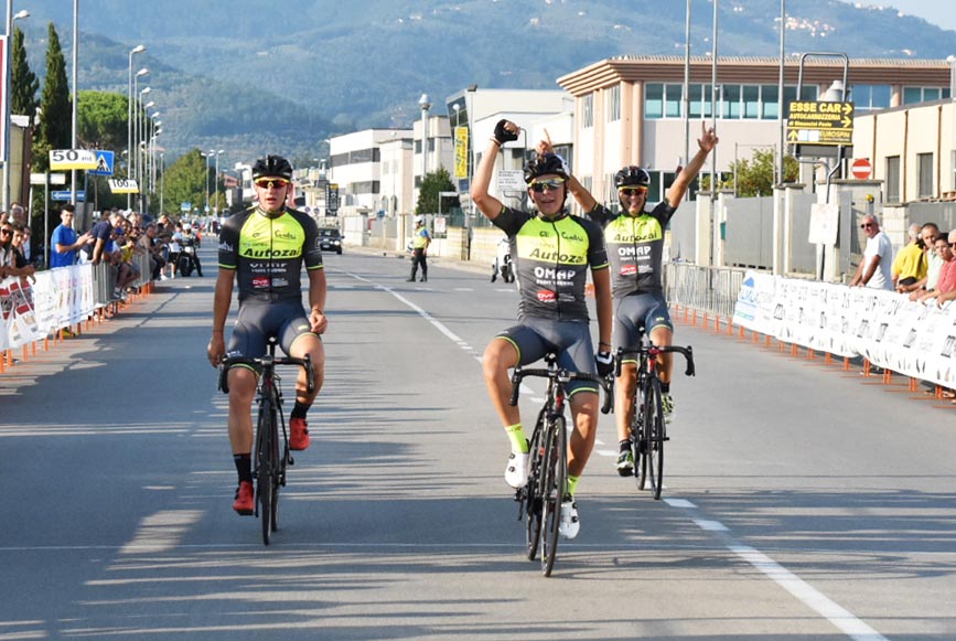L'arrivo in parata dei tre ragazzi della Autozai Contri a Monsummano