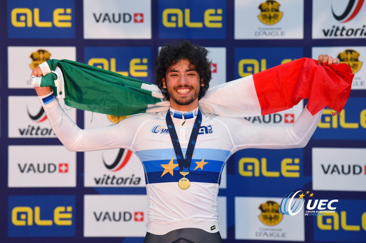 Samuele Manfredi festeggia la vittoria dell'Europeo dell'Inseguimento Juniores