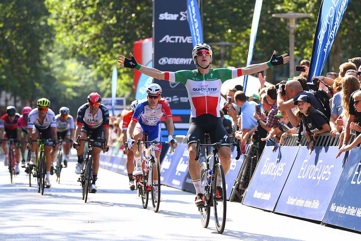 Elia Viviani vince per il secondo anno consecutivo la EuroEyes Cyclassics Hamburg
