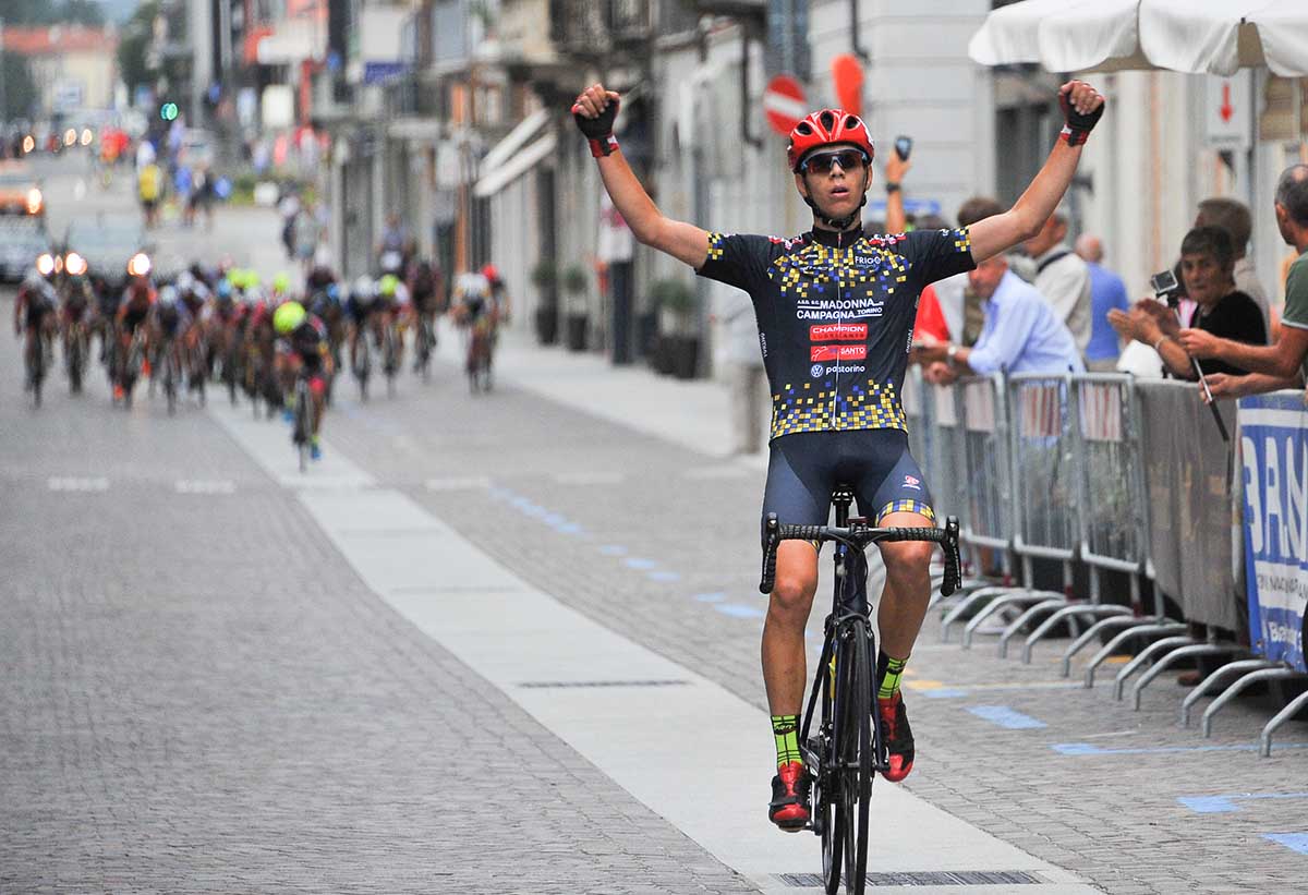 Damiano Valerio vince la Piccola Roubaix Da Burbaneè a Borgomanero