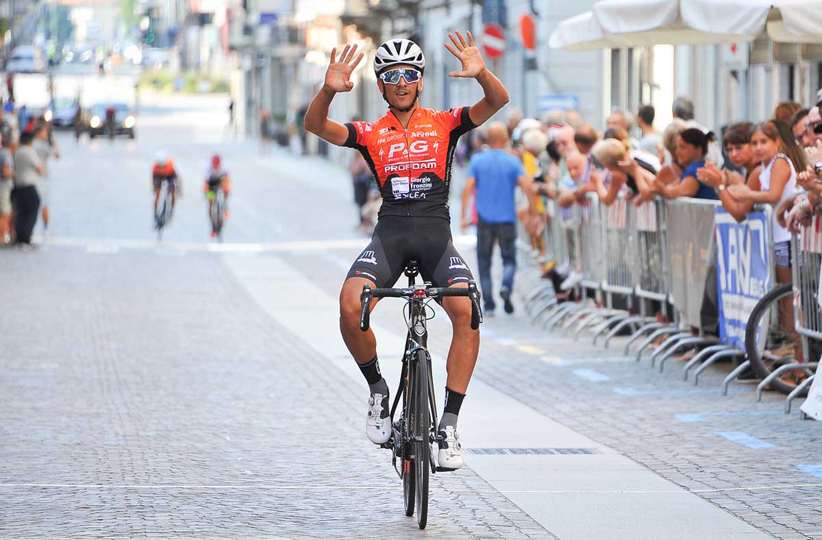 Nicolò Parisini vince la Piccola Roubaix Da Burbaneè a Borgomanero