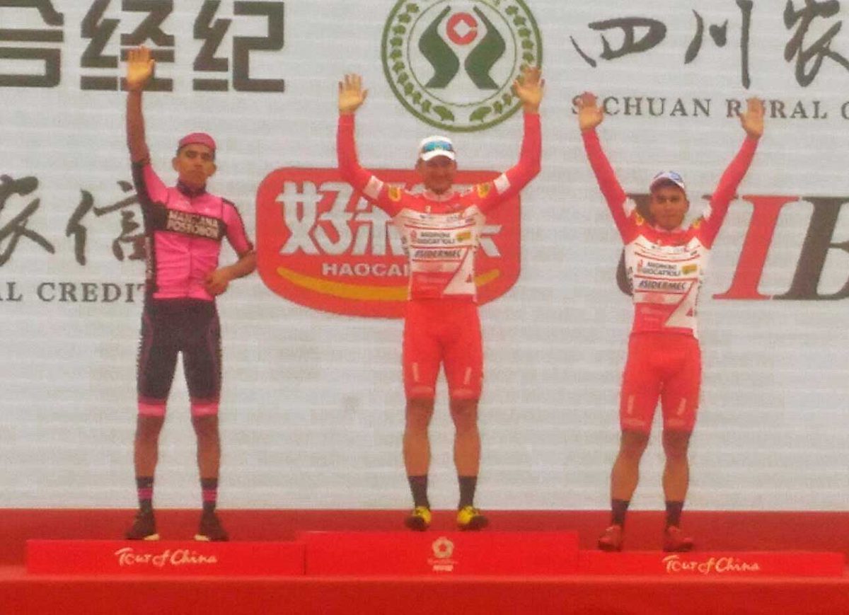 Il podio della terza tappa del Tour of China I vinta da Marco Benfatto