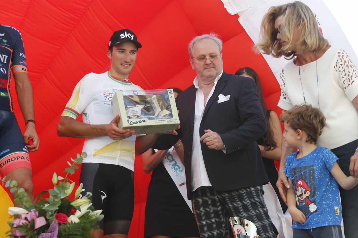 Il presidente dell'Uc Pecciolese Luca Di Sandro premia Gianni Moscon