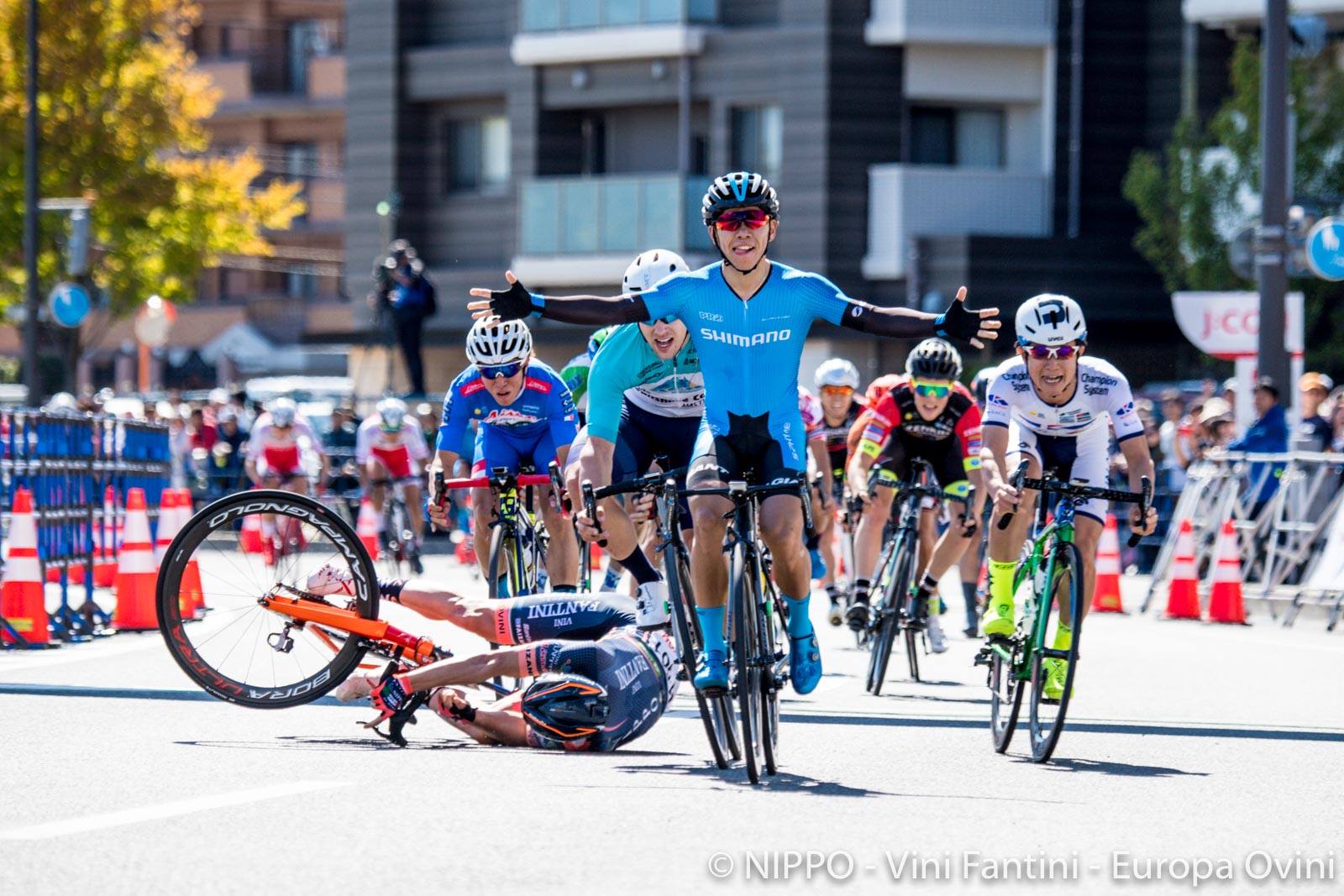 Secondo posto e caduta per Damiano Cima al Criterium di Oita