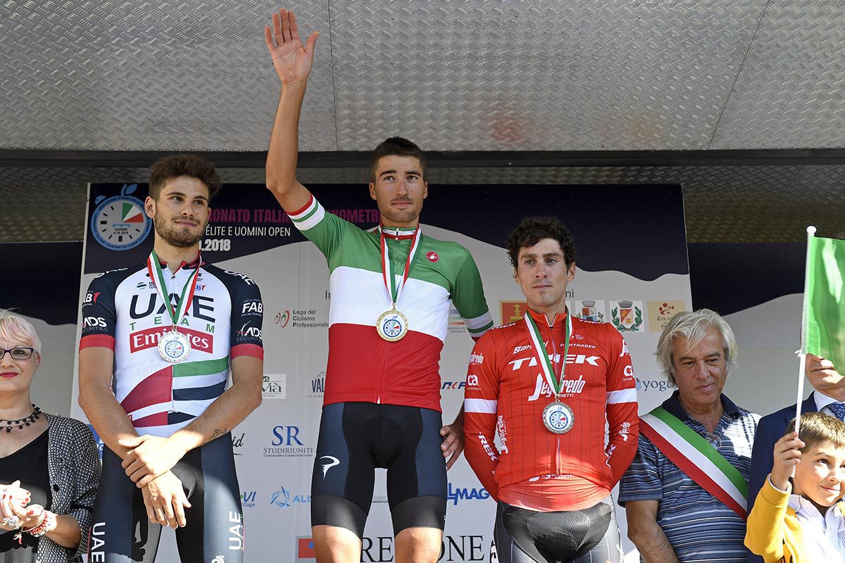 Il podio del Campionato Italiano a cronometro Open maschile a Cavour vinto da Gianni Moscon