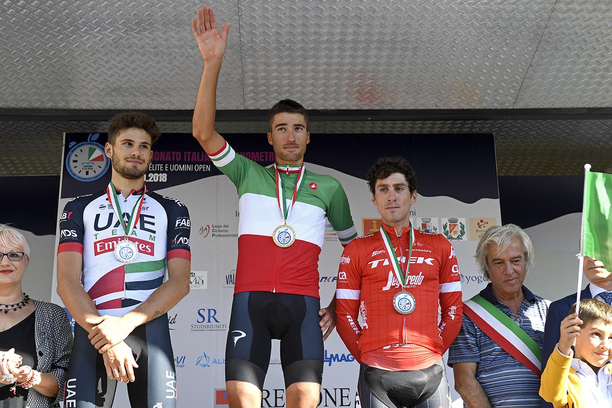 Il podio del Campionato Italiano a cronometro Open maschile a Cavour vinto da Gianni Moscon