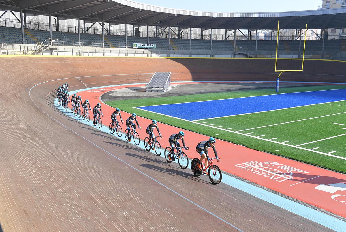 La squadra del Team Colpack pedalano sulla pista del Vigorelli
