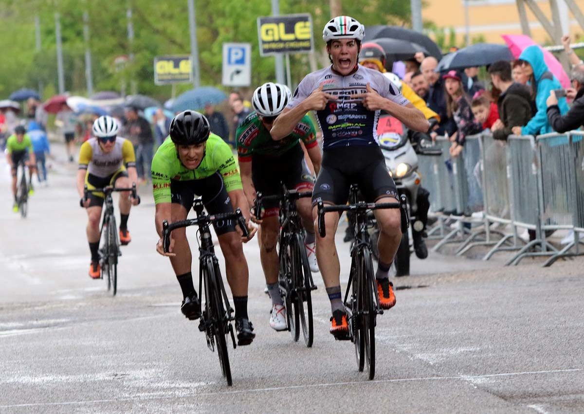 Gianluca Cordioli vince a San Pietro in Cariano (foto Photobicicailotto)