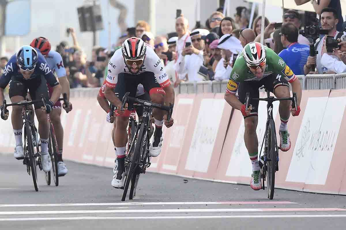 Fernando Gaviria batte Elia Viviani nella seconda tappa dell'UAE Tour