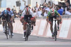 Fernando Gaviria batte Elia Viviani nella seconda tappa dell'UAE Tour