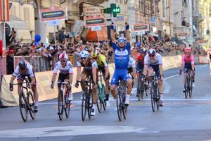 Julian Alaphilippe vince la Milano-Sanremo 2019 (foto Photobicicailotto)