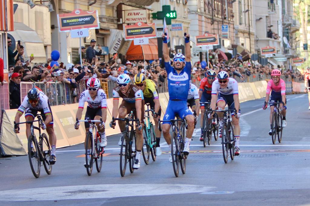 Julian Alaphilippe vince la Milano-Sanremo 2019 (foto Photobicicailotto)