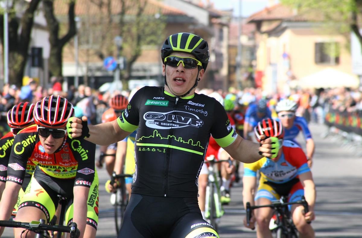 Prima vittoria stagionale per Tomas Trainini sul traguardo di Treviglio (foto Berry)