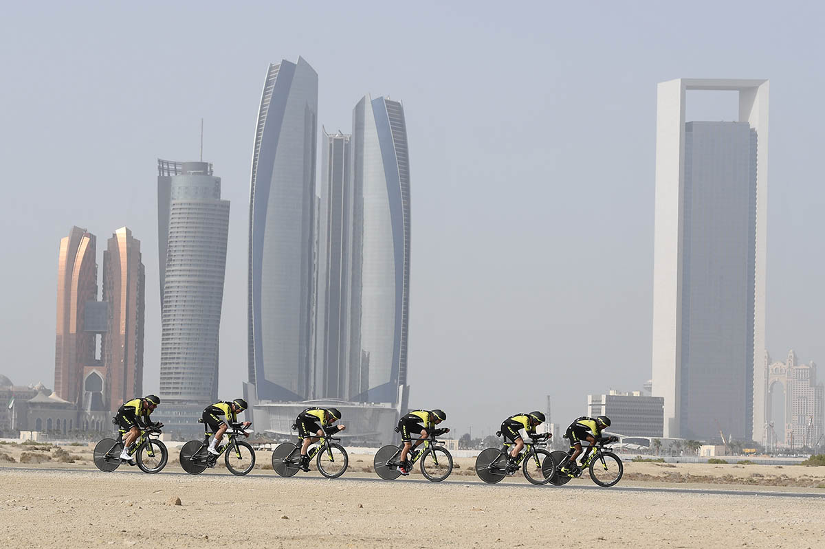 La Jumbo-Visma vince la cronosquadre dell'UAE Tour