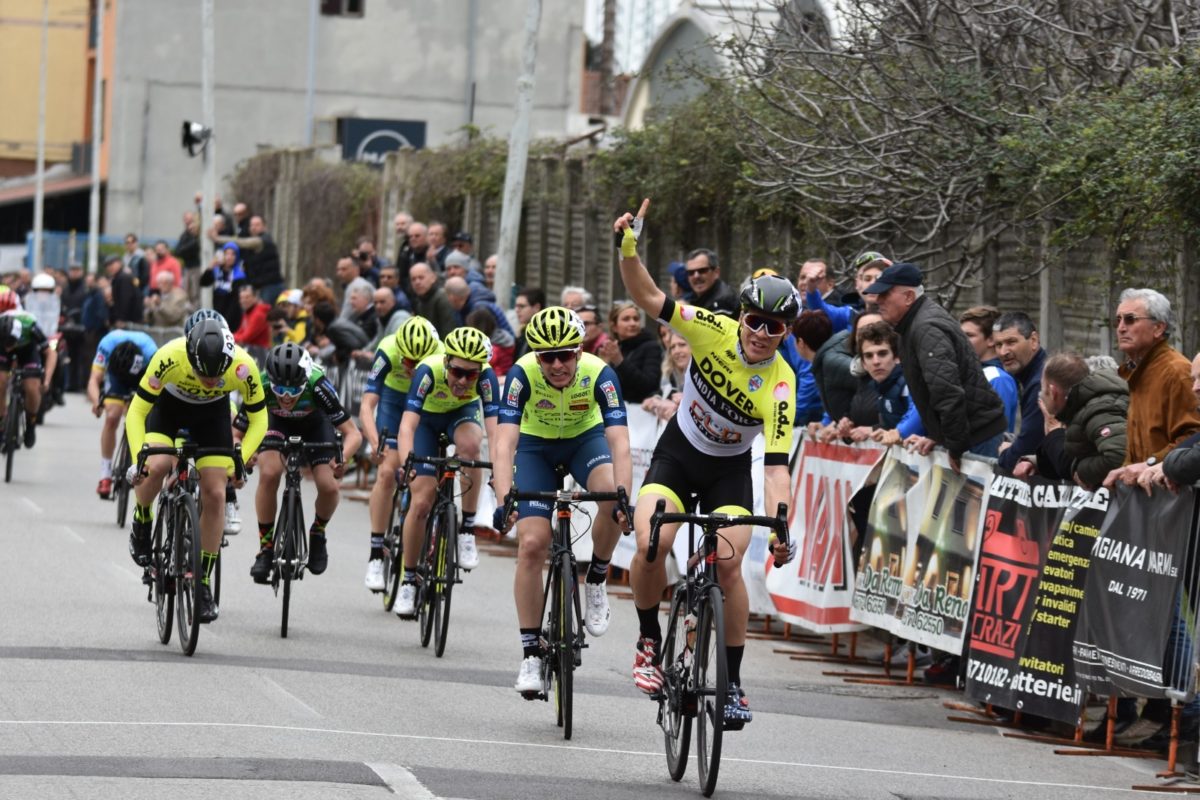 Francesco Della Lunga vince la prima volata a Calenzano (foto Ciclismoblog)