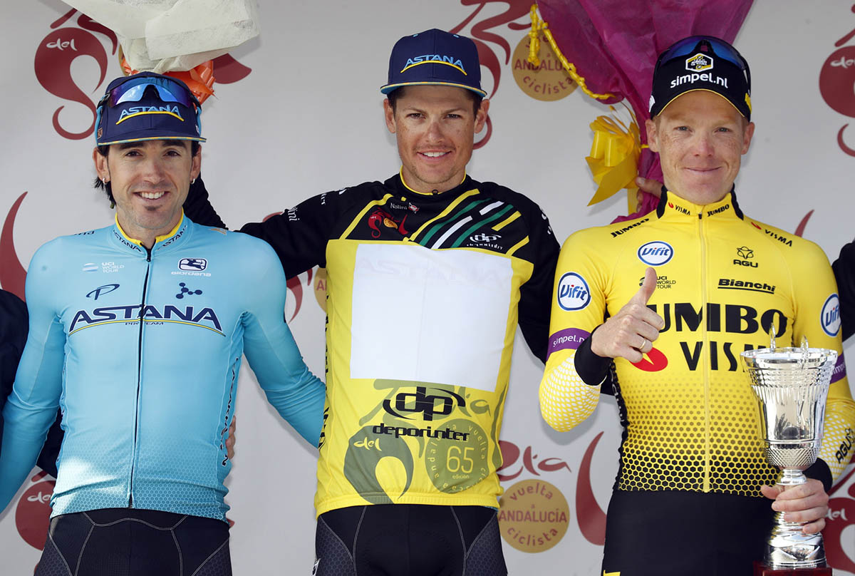 Il podio finale della Vuelta a Andalucia 2019 con Ion Izagirre, il vincitore Jakob Fuglsang e Steven Kruijswijk