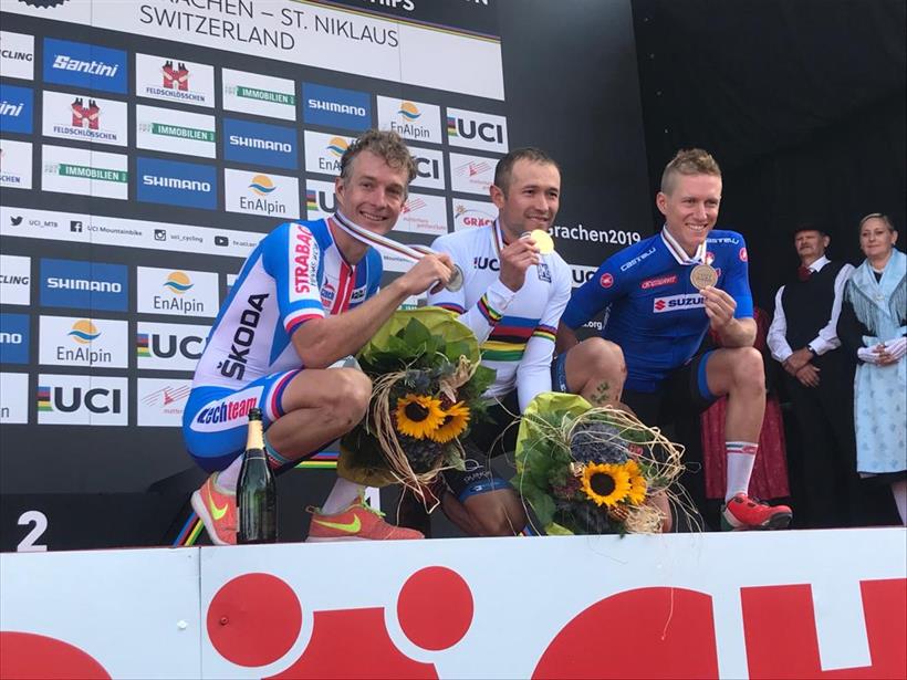 Il podio del Mondiale Marathon maschile vinto da Leonardo Paeze con Samuele Porro terzo