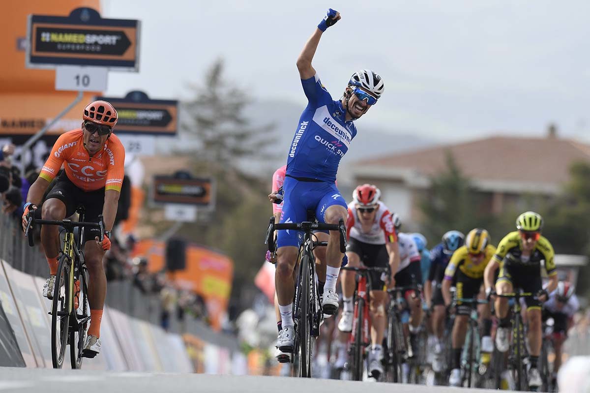 Julian Alaphilippe vince la seconda tappa della Tirreno-Adriatico (foto LaPresse)