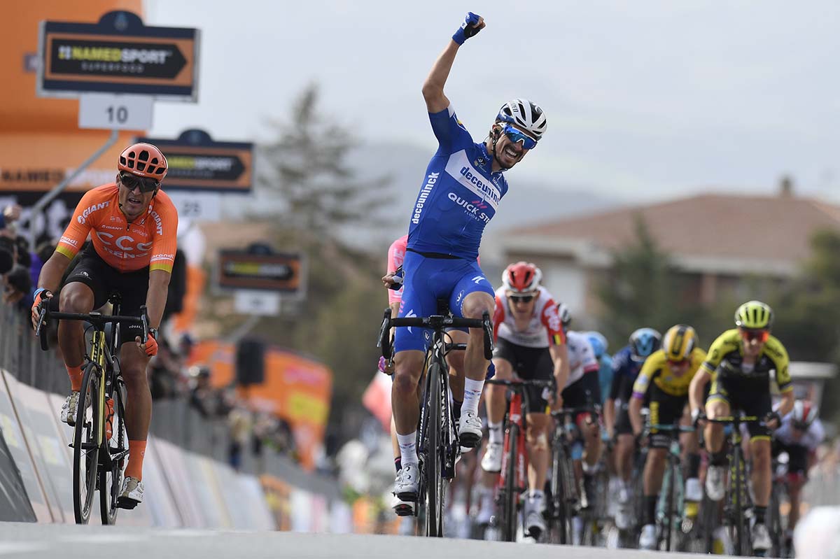 Julian Alaphilippe vince la seconda tappa della Tirreno-Adriatico (foto LaPresse)