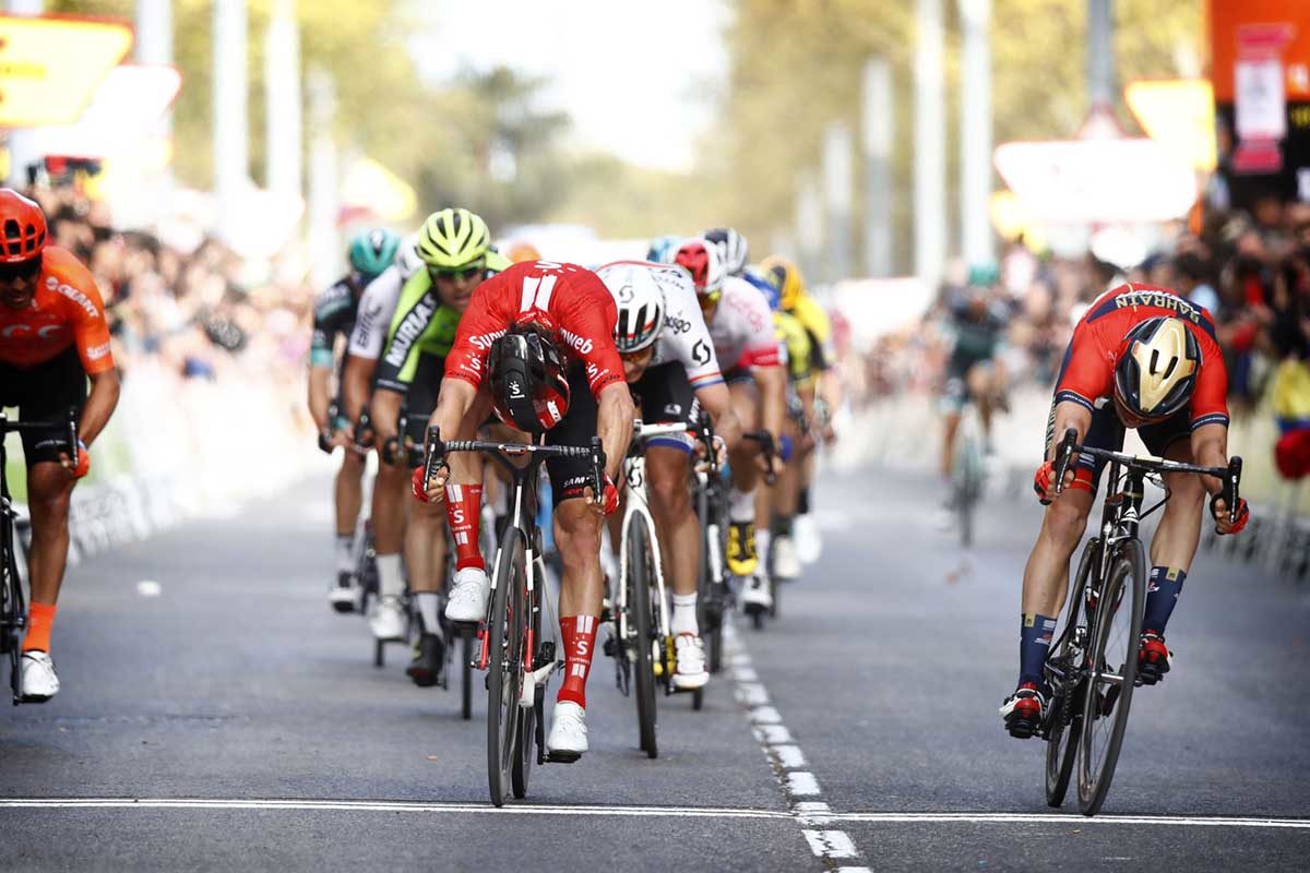 Lo sprint di Vila-Seca vinto da Michael Matthews nella sesta tappa della Volta a Catalunya (foto Luis Gomez/Cor Vos)