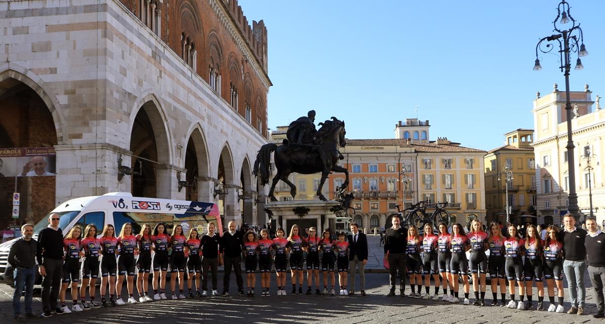 Il gruppo completo della VO2 Team Pink 2019 (foto Fabiano Ghilardi)