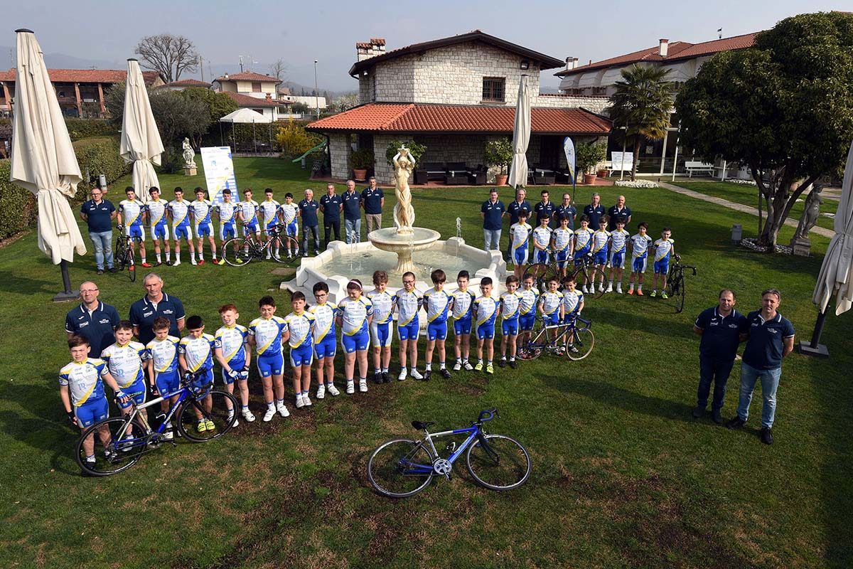 Il gruppo completo della Progetto Ciclismo Rodengo Saiano 2019 (foto Diego Zanetti/BICITV)