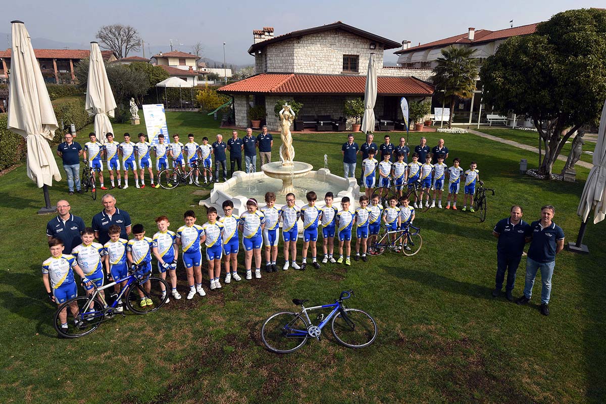 Il gruppo completo della Progetto Ciclismo Rodengo Saiano 2019 (foto Diego Zanetti/BICITV)