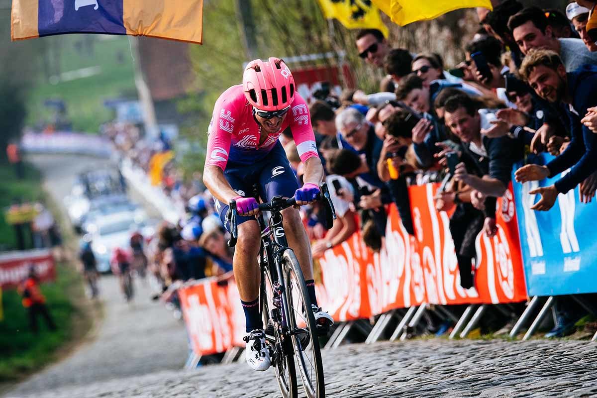 Alberto Bettiol durante il suo attacco al Giro delle Fiandre 2019