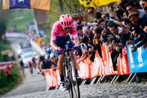 Alberto Bettiol durante il suo attacco al Giro delle Fiandre 2019