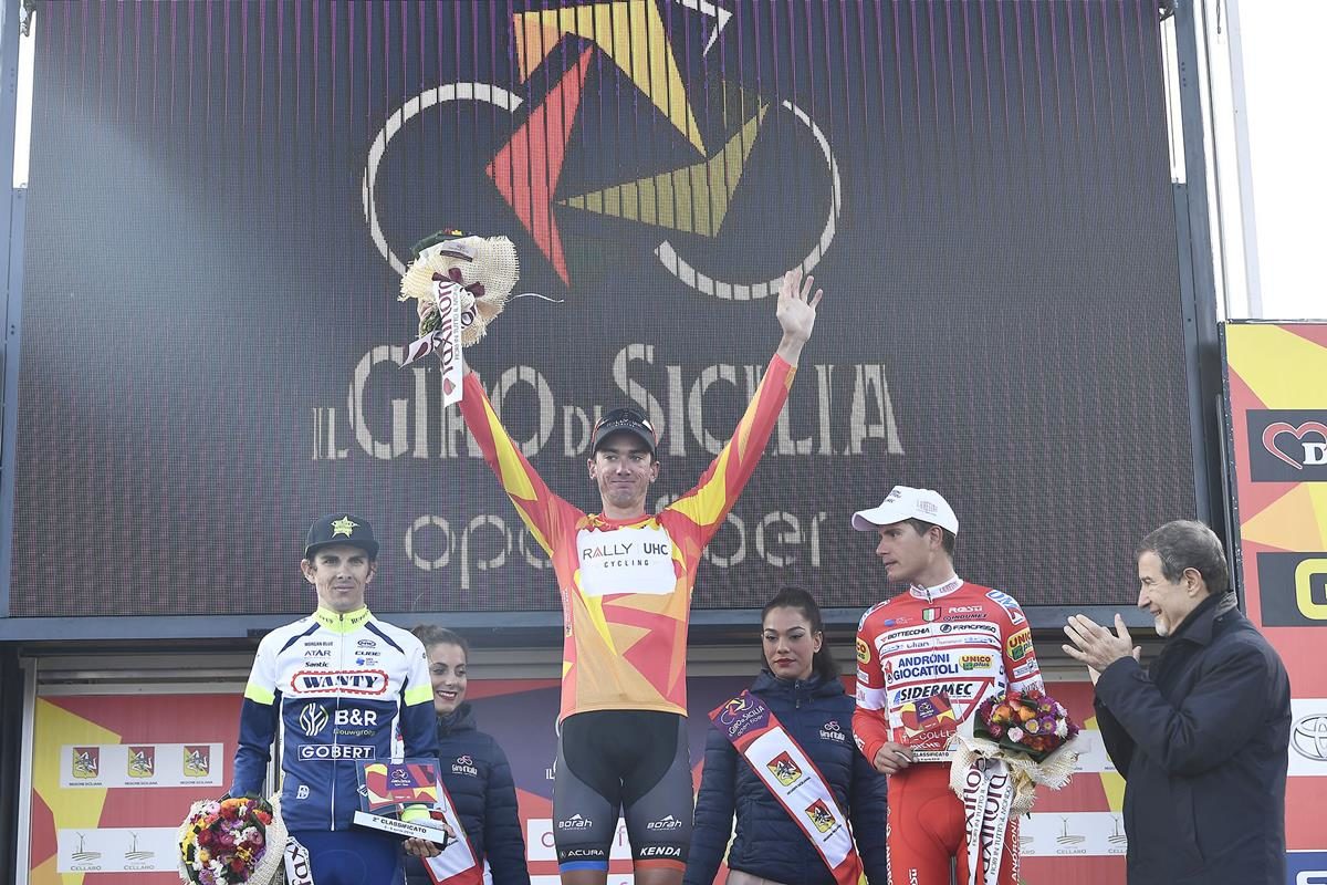 Brandon McNulty festeggia sul podio la vittoria del Giro di Sicilia 2019 (foto LaPresse)