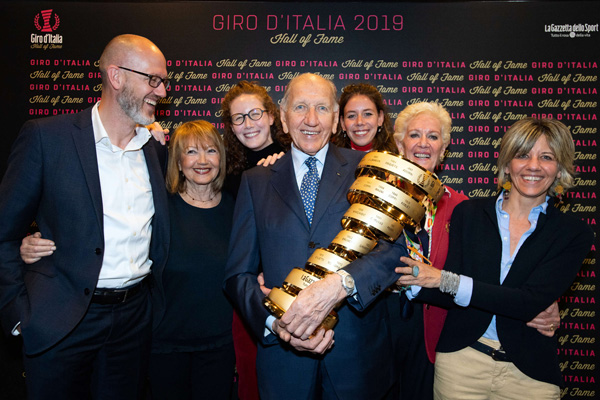 Vittorio Adorni con la moglie Vitaliana, la sorella, i figli e i nipoti