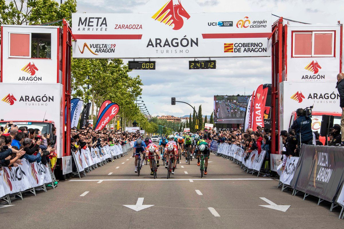 Il duo dell'Androni Sidermec sprinta sul traguardo di Zaragoza