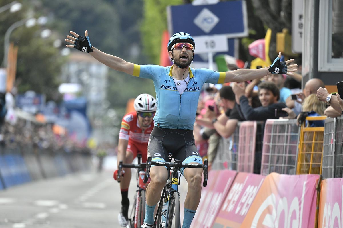 Dario Cataldo anticipa Mattia Cattaneo a Como (foto LaPresse)