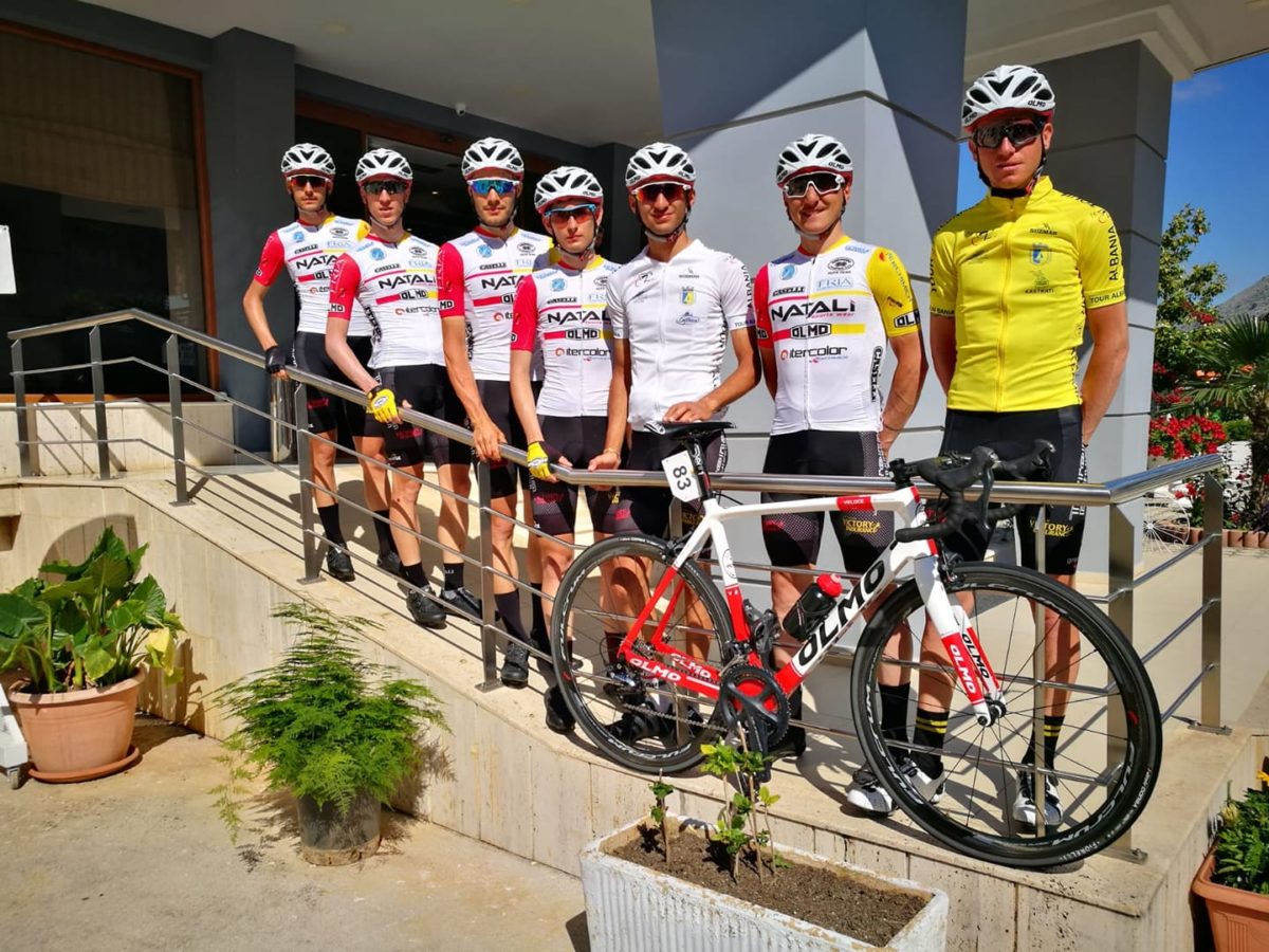 La squadra del Gragnano Sporting Club in Albania con il leader Filippo Fiorelli in maglia gialla