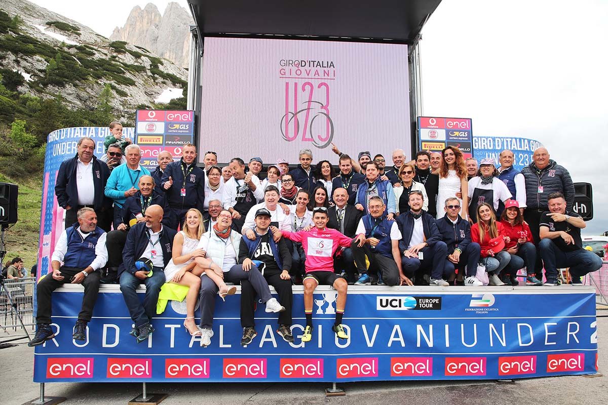 Lo staff del Giro d'Italia U23 con la maglia rosa (foto Isolapress)