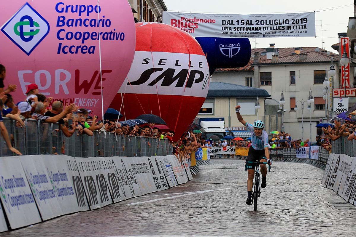 Elizabeth Banks vince l'ottava tappa del Giro Rosa (foto F. Ossola)