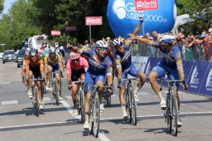 Deceuninck - Quick-Step nella seconda tappa dell'Adriatica Ionica Race 2019 (foto Photobicicailotto)