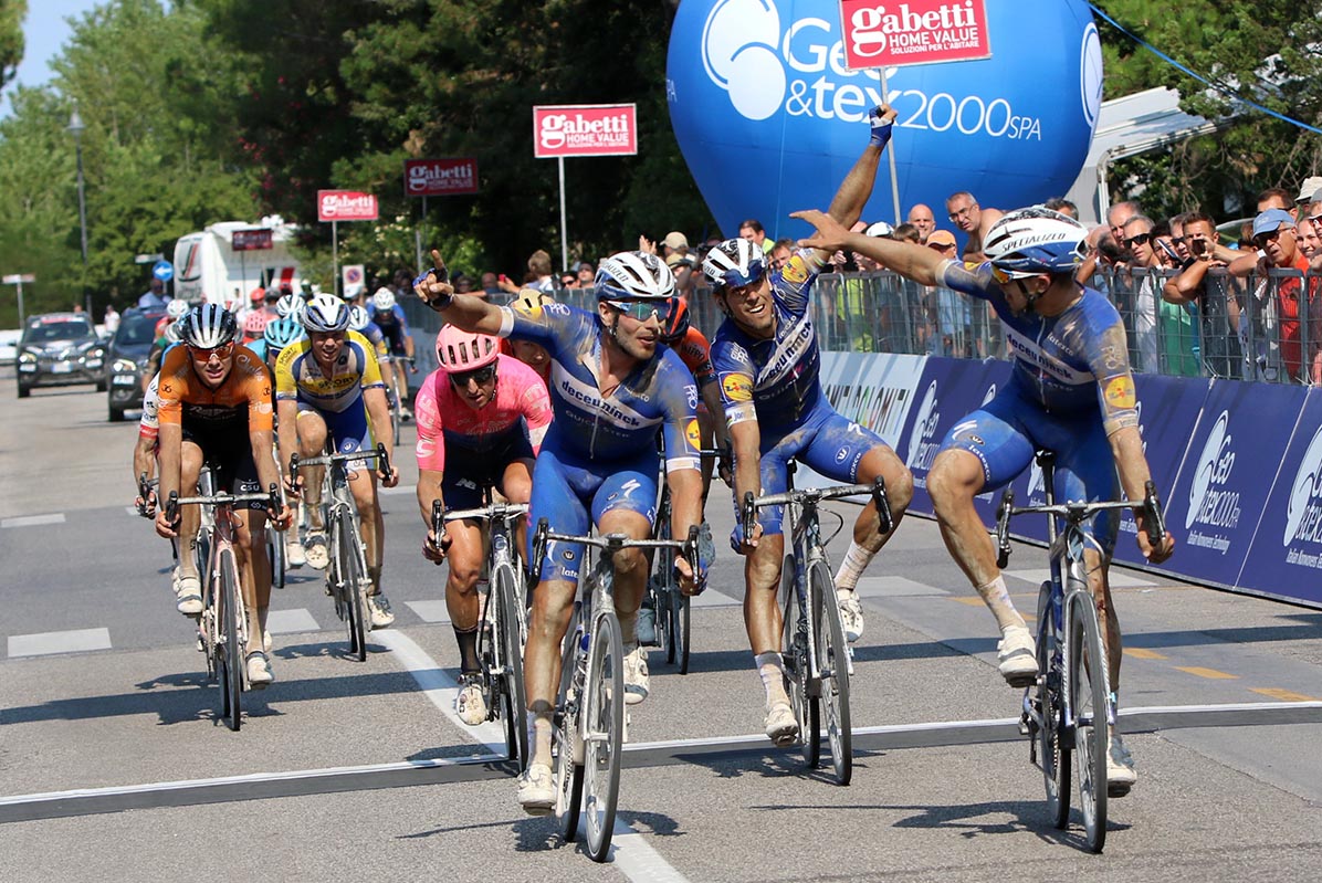 Deceuninck - Quick-Step nella seconda tappa dell'Adriatica Ionica Race 2019 (foto Photobicicailotto)