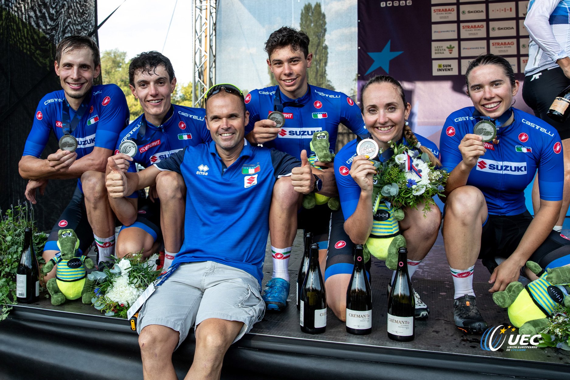 Gli azzurri del Team Relay con il CT Mirko Celestino (foto Michele Mondini/2BettiniPhoto)