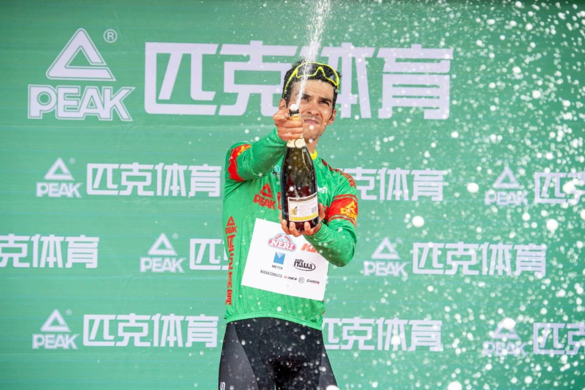 Pacioni indossa la maglia verde dopo la terza tappa (foto Sonoko Tanaka)