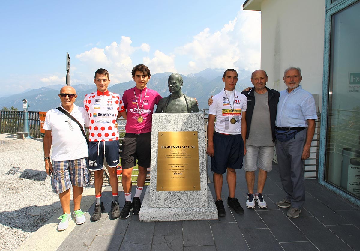 Le tre maglie del Giro della Provincia di Como 2019 posano al Ghisallo accanto al monumento di Fiorenzo Magni (foto Berry)