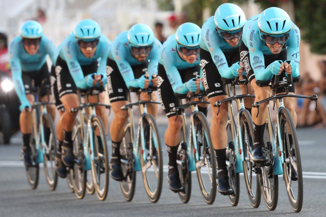 L'Astana vince la cronosquadre di La Vielta 2019 (foto Unipublic / Photogomez Sport)