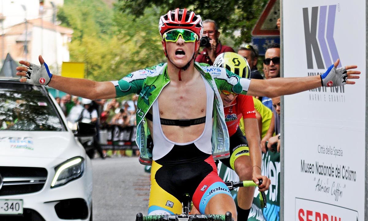 Alessio Martinelli anticipa Andrea Piccolo sul traguardo della terza tappa del Giro della Lunigiana 2019 (foto Rodella)