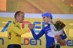 Tobias Foss e Giovanni Aleotti si scambiano i complimenti (foto Tour de l’Avenir / Elisa Haumesser)