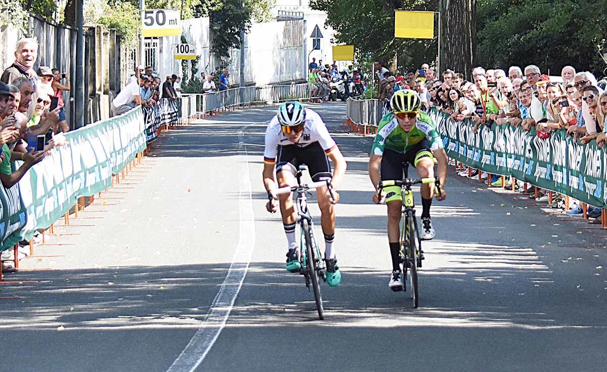 Marco Brenner batte Andrea Piccolo nella prima tappa del Giro della Lunigiana (foto Rodella)
