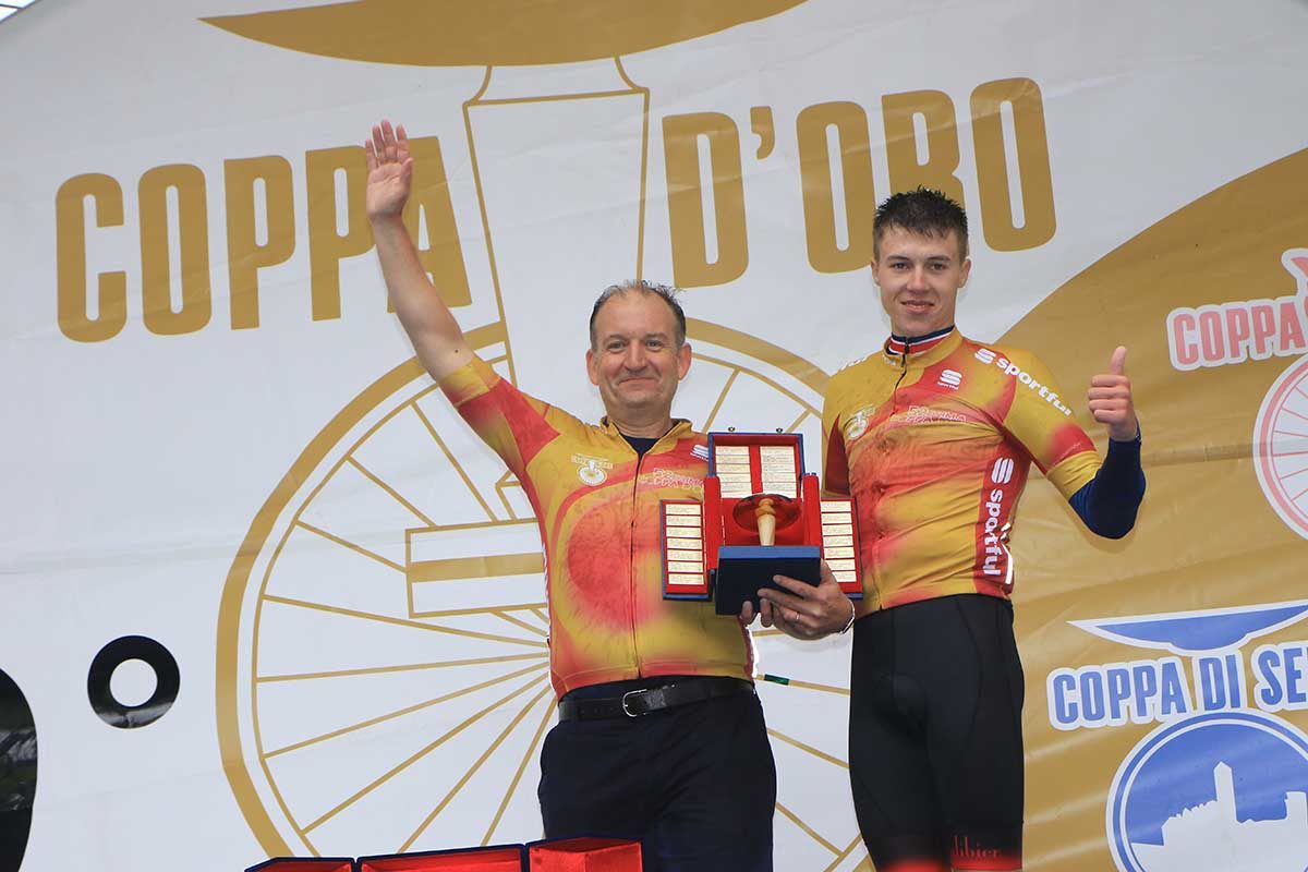 Max Poole premiato con il suo direttore sportivo alla Coppa d'Oro 2019 (foto Fabiano Ghilardi)