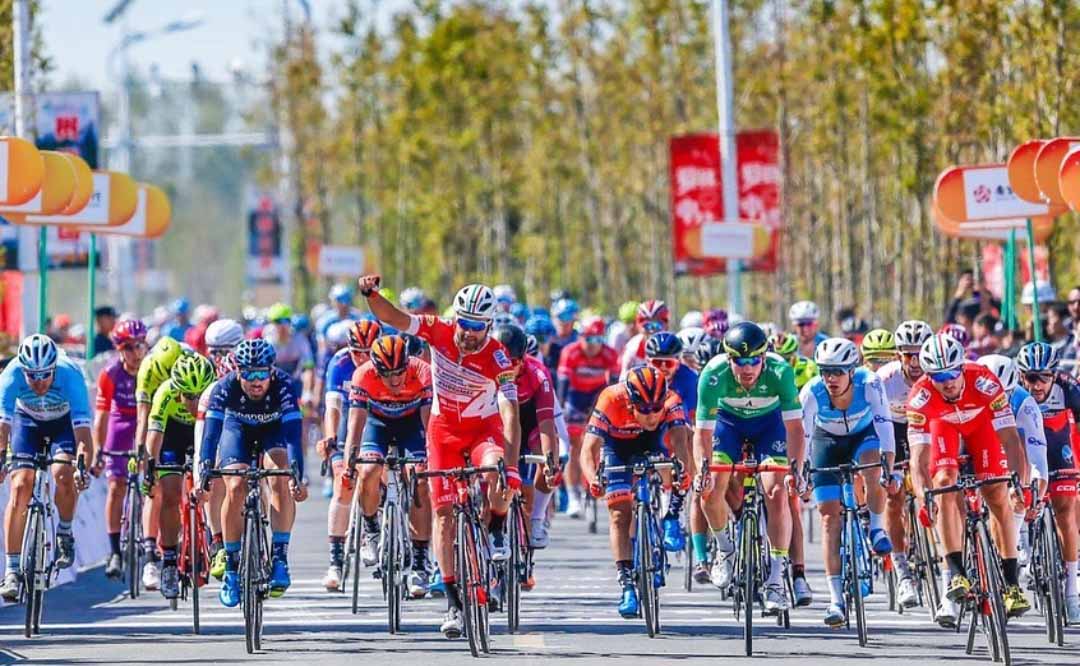 Marco Benfatto con Matteo Pelucchi primo e secondo nell'ultima tappa del Tour of Taihu Lake