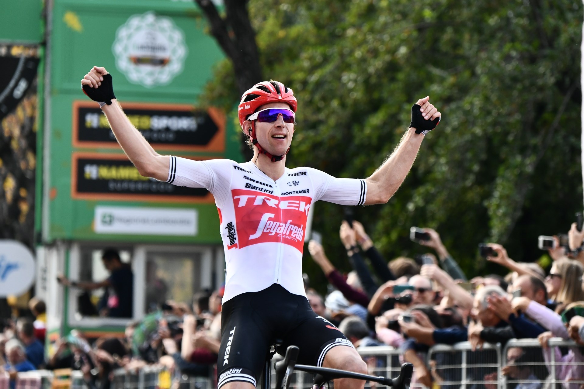 Bauke Mollema solitario a Como, vince Il Lombardia 2019 (foto LaPresse)
